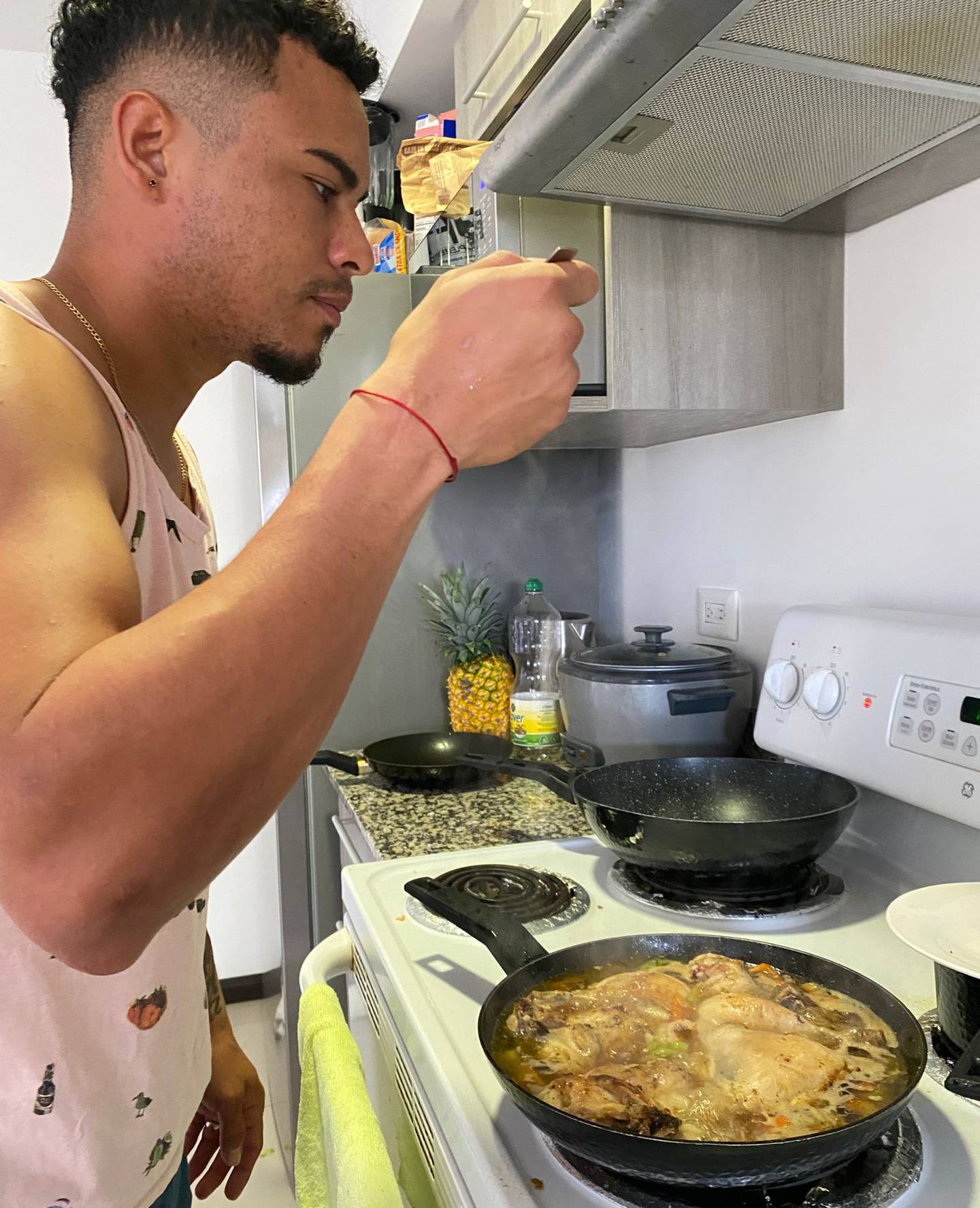 Youstin Salas es un amante de la cocina, el futbolista del Saprissa hace comida caribeña. Fotografía: Cortesía