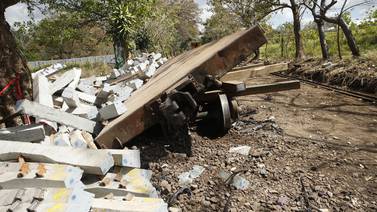 Trabajadores intentaron frenar con troncos carros del tren que se accidentaron en Alajuela