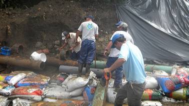 Vecinos de Ochomogo reciben agua potable de nuevo en sus casas