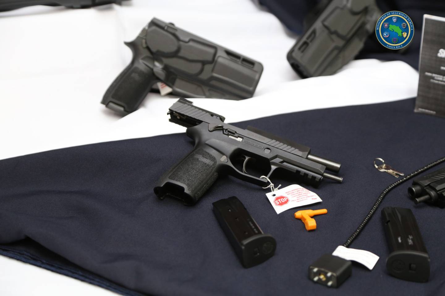 El peso, diseño y funcionalidad  de las nuevas pistolas que adquirió la Fuerza Pública, se adaptan a las condiciones que la policía requiere. Foto: Cortesía MSP.