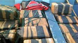 Policía halla 607 kilos de coca atados a  boya en el mar