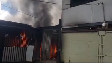 Incendio consume cinco casas y dos carros en El Huaso de Desamparados