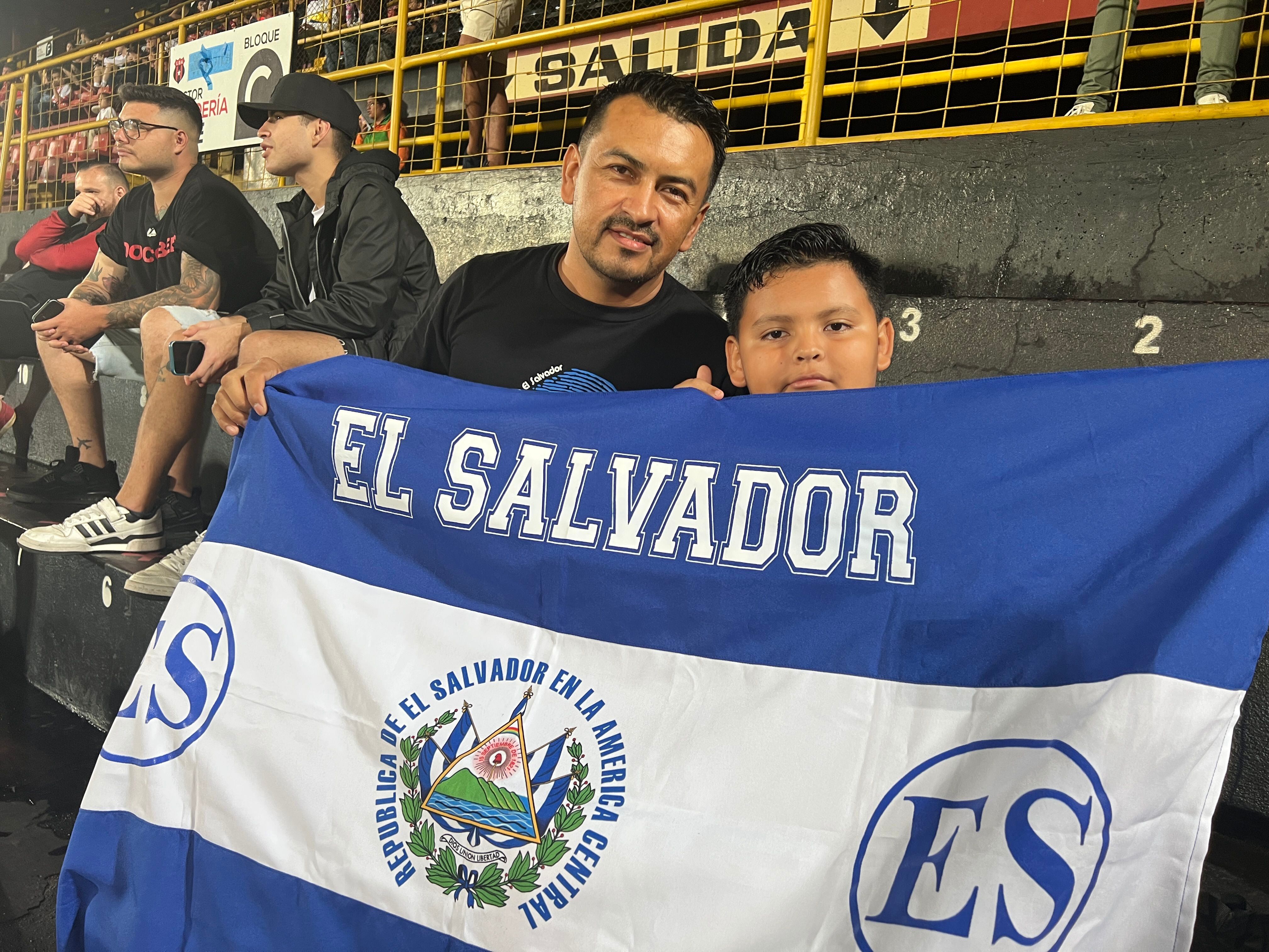 Elmer Vanegas y su hijo Adrián acudieron al Estadio Alejandro Morera Soto con la bandera de El Salvador. Ellos son seguidores de Liga Deportiva Alajuelense.
