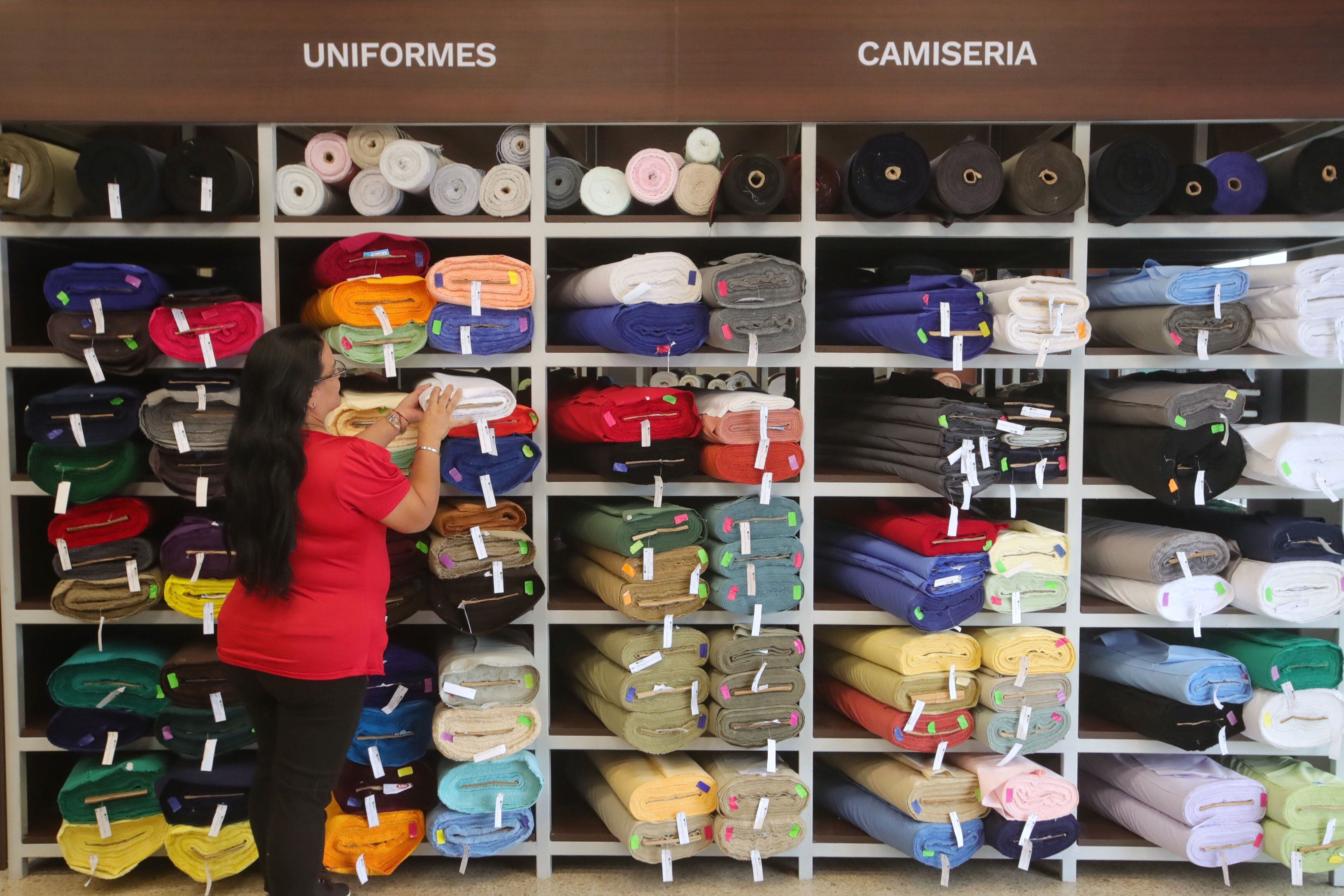 La nueva tienda del Almacén La Ópera está ubicada en avenida 10, en San José. La empresa es reconocida por su larga trayectoria en la venta de productos textiles. Fotografía: