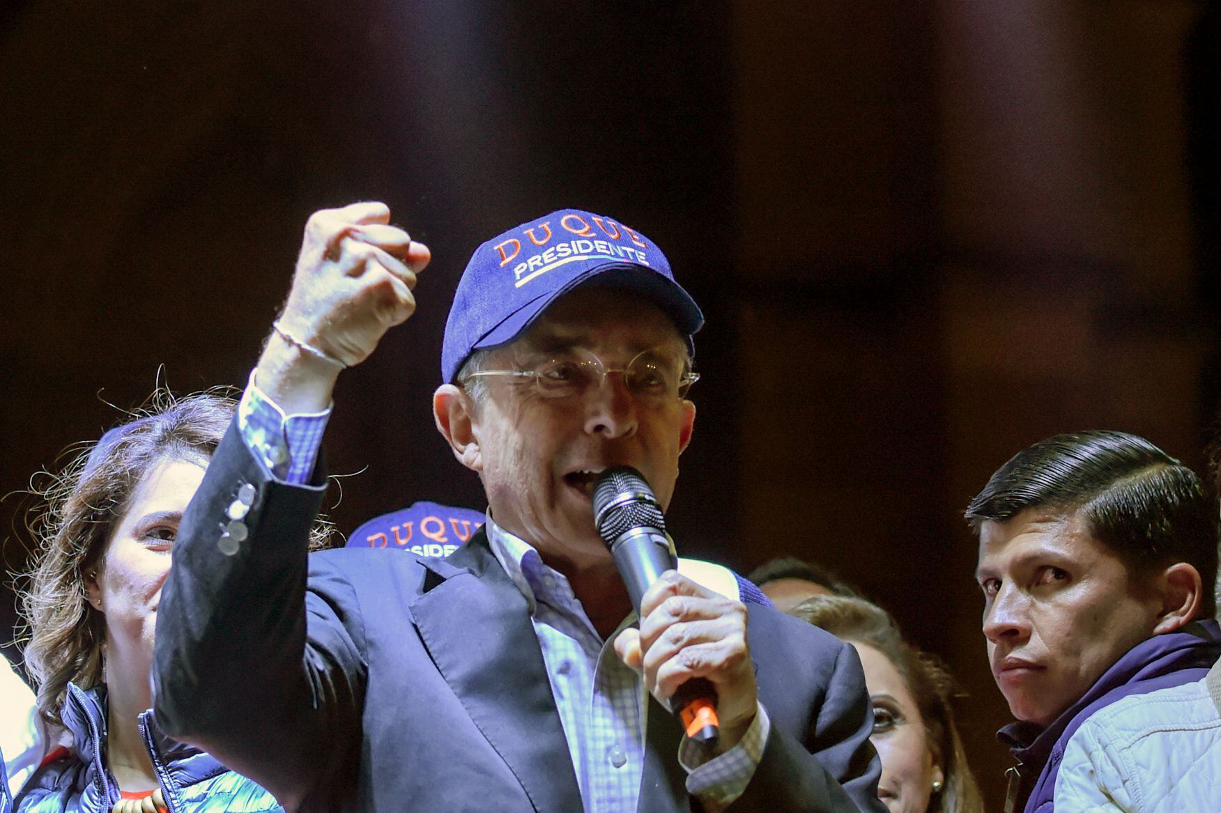 Considerado uno de los políticos más influyentes en Colombia, Álvaro Uribe, de 71 años, se expone a una pena de entre seis y doce años por una denuncia judicial que inicialmente lanzó él, pero que luego se volvió en su contra. Foto: AFP