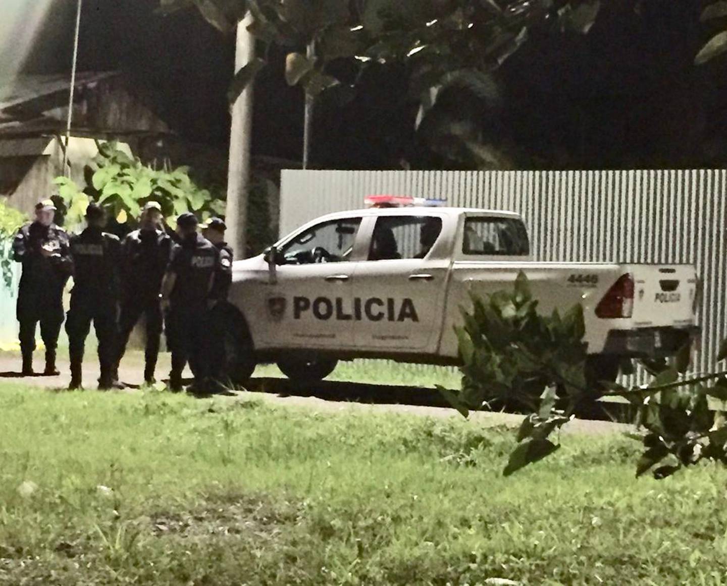 El sujeto de 34 años fue interceptado al costado suroeste de la plaza de Limóncito, donde lo ajusticiaron con más de 15 balazos. Foto: Raúl Cascante.