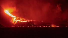 Volcán de Canarias expulsa una nueva colada de lava muy líquida