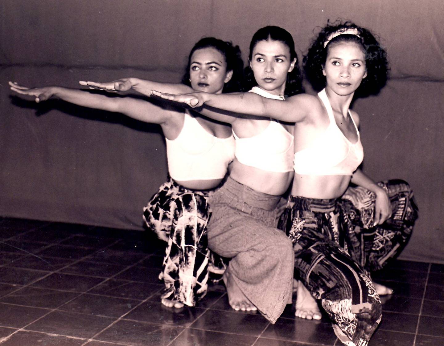 Tres bailarinas practicando para las presentaciones del festival Graciela Moreno, en 1995.