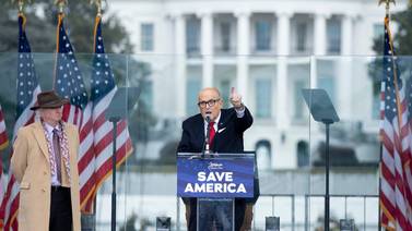 Rudy Giuliani, exabogado de Donald Trump, denuncia una ‘farsa’ tras ser fichado en Georgia