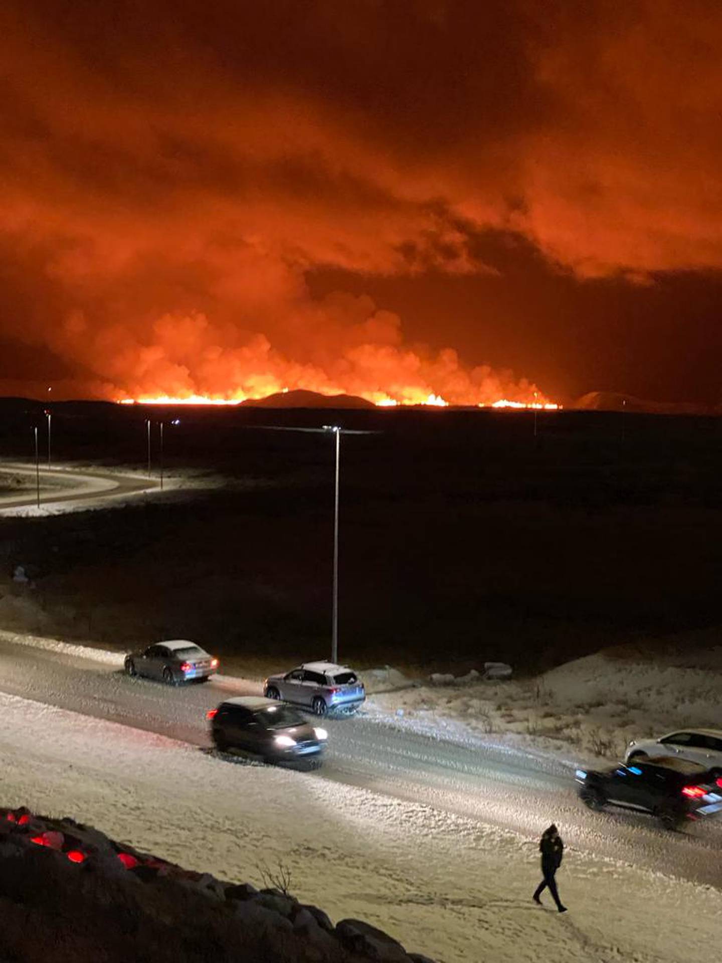 Vista de la erupción del volcán en Islandia a unos 25 kilómetros, lugar donde Daniel Calderón grabó el momento. Cortesía.