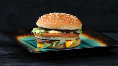Índice Big Mac muestra al colón sobrevalorado por primera vez en una década