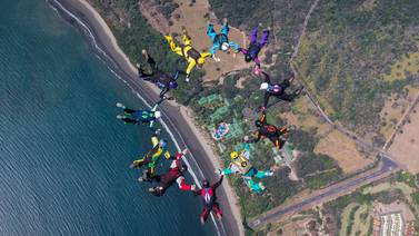 182 paracaidistas participan en ‘Desafío Vertical 2022′ en playa Tambor