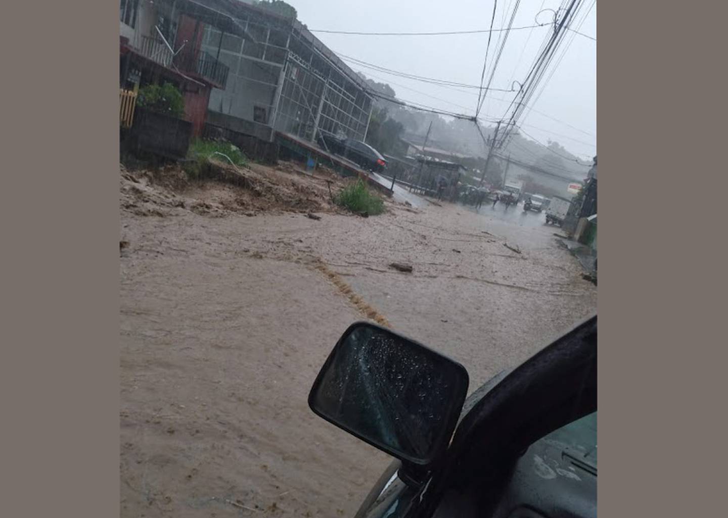 Las intensas lluvias que cayeron en las últimas horas, se registraron 30 incidentes por ríos crecidos e inundaciones en cinco cantones del país. Foto: Cortesía.