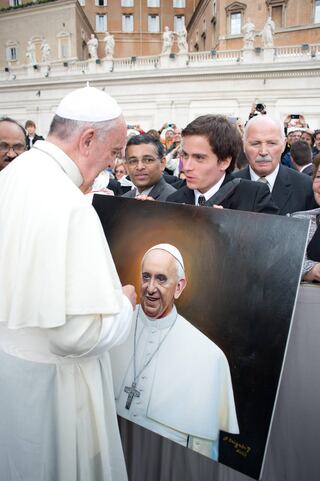 El 9 de octubre de 2013, Juan Manuel Delgado le entregó un retrato al Papa Francisco en Ciudad del Vaticano.