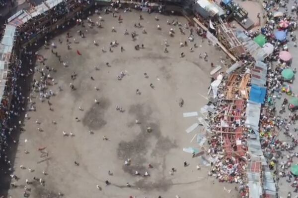 Cuatro muertos y decenas de heridos por desplome de plaza de toros en Colombia