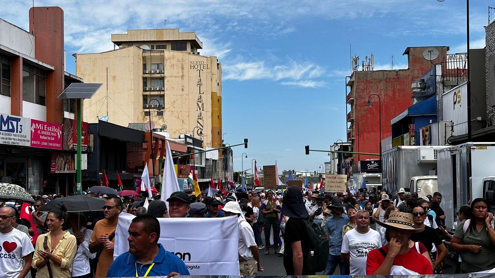Representantes de 65 organizaciones marcharon sobre avenida segunda en San José en defensa de la CCSS, el Poder Judicial y el agua.  Foto: Alonso Tenorio.