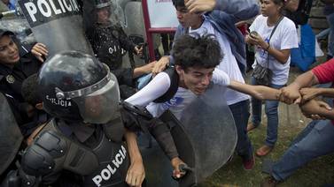 Policía de Nicaragua reprime protesta de opositores