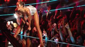  Miley Cyrus llora al cantar ‘Wrecking Ball’  en Las Vegas