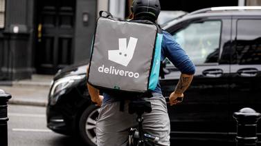 App de entregas Deliveroo promete compensar con $22 millones a sus repartidores cuando cotice en bolsa