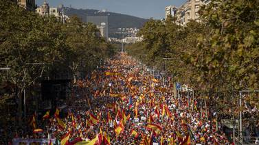 Antiindependentistas gritan ‘¡basta!’ a violencia en Cataluña