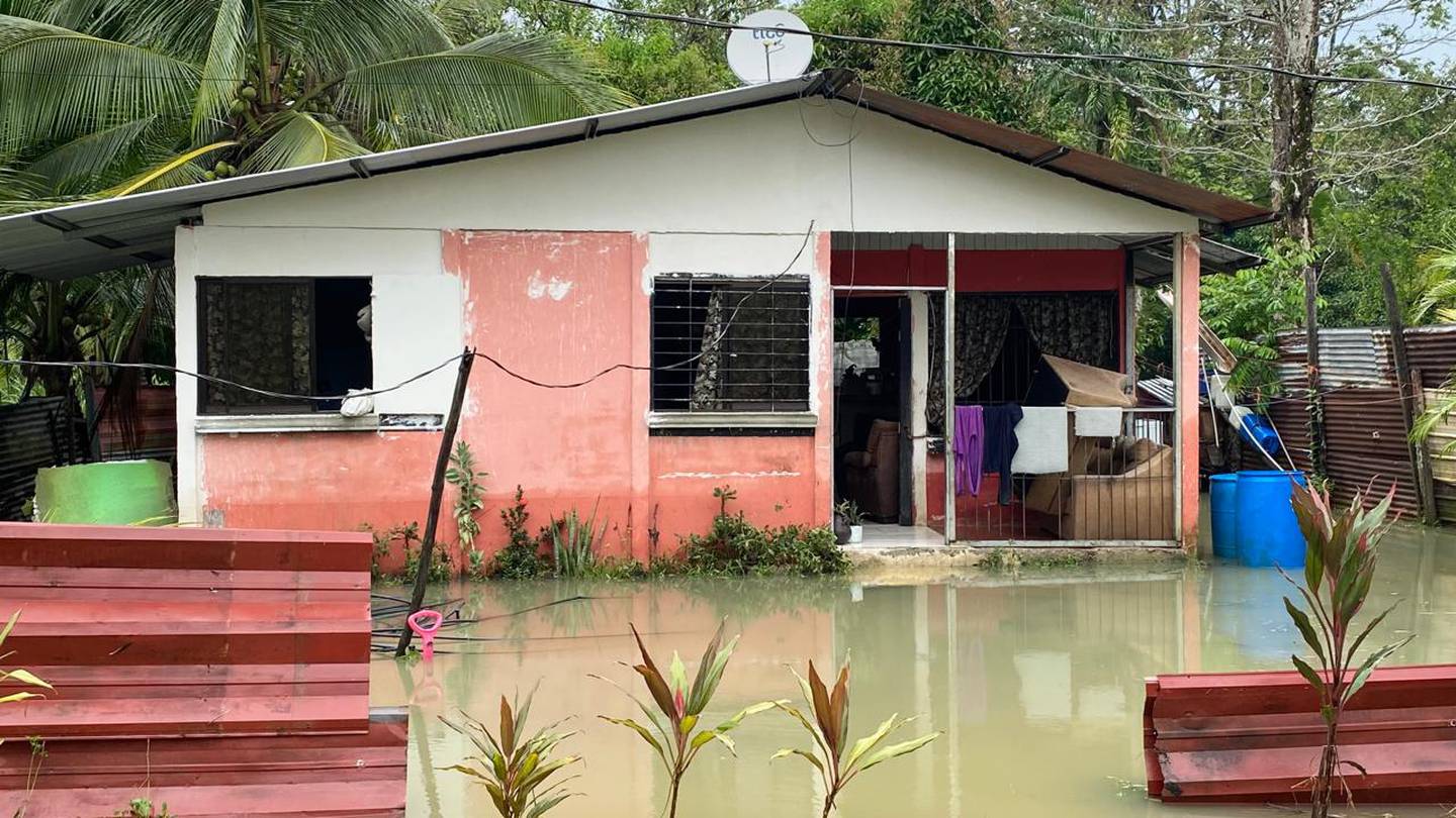 El desbordamiento del río causó que el agua se elevará en San Luis de Limón. Fue tanta la inundación que las casas quedaron marcadas.