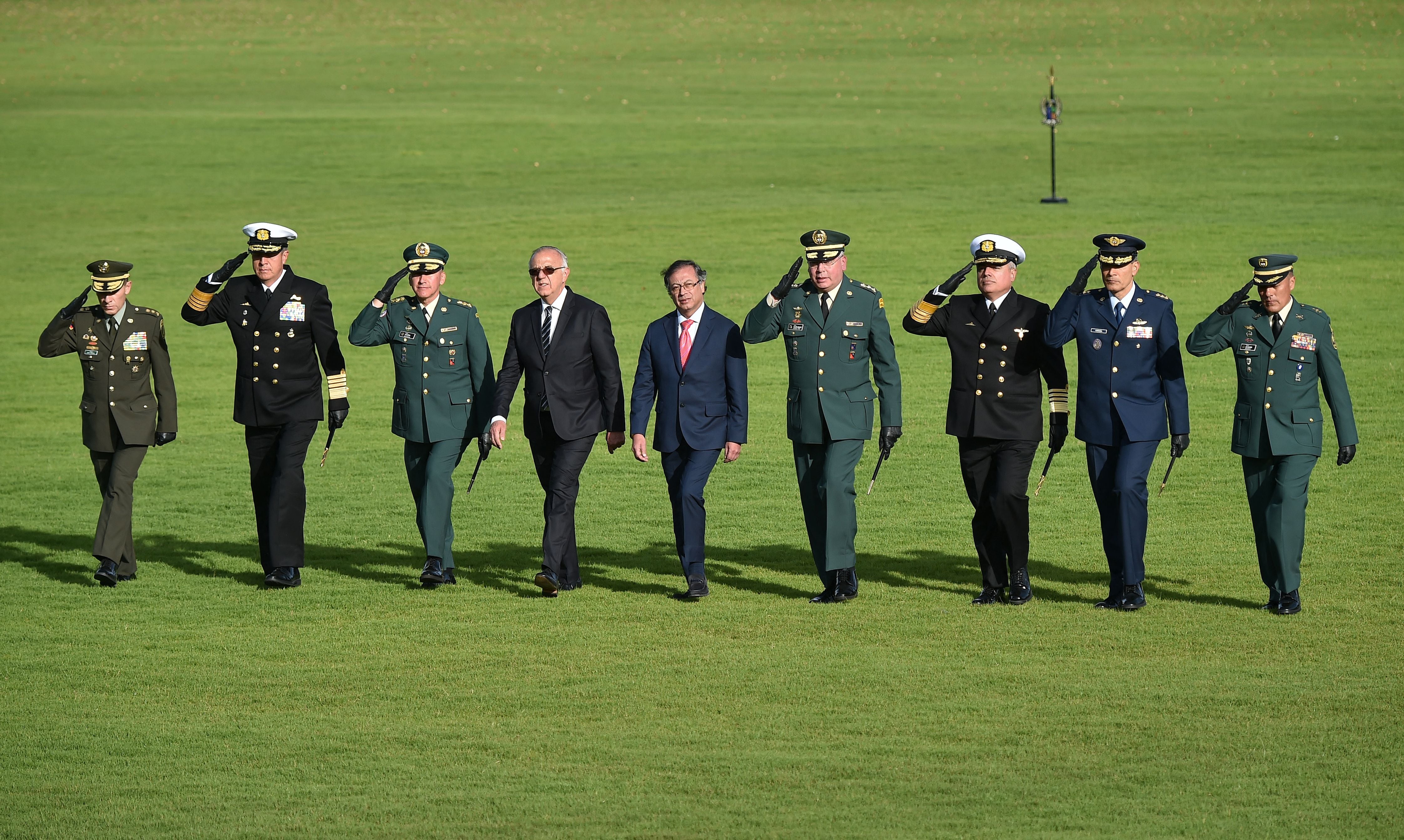 El presidente de Colombia, Gustavo Petro, quien aparecen en el centro de la foto con traje azul, ha intentado avanzar con los acuerdos de paz con los diferentes grupos guerrilleros desde que asumió el poder.