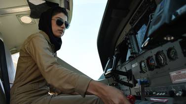 Deserción de piloto genera intenso debate sobre derechos de las mujeres en Afganistán