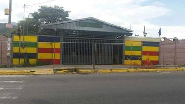Allanada escuela en Alajuelita por presunto mal uso de fondos