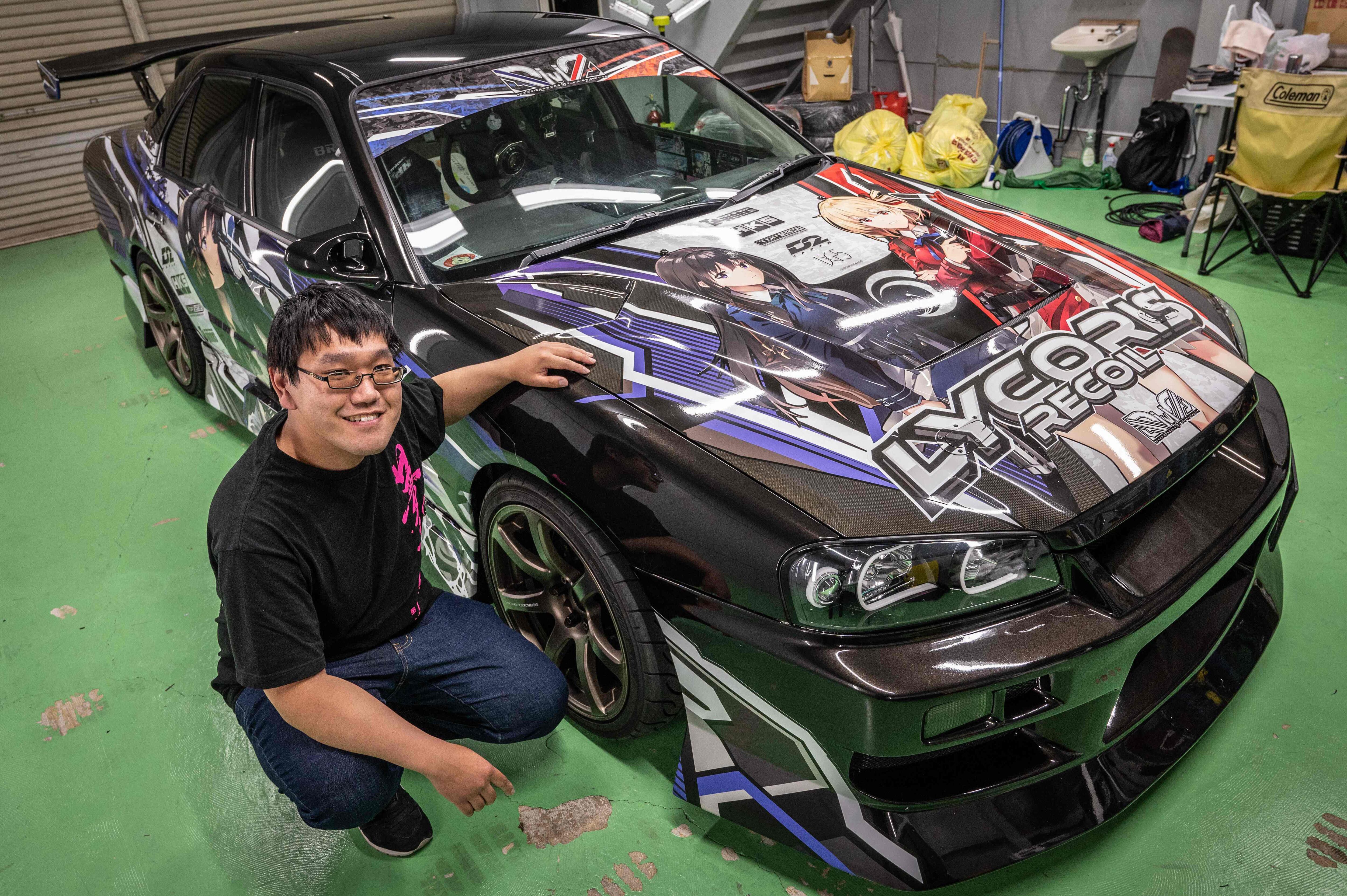 Ryosuke Nakano posa con su Nissan Skyline envuelto con su diseño de anime favorito, en un taller de rotulación de automóviles en Sugito, Saitama, Japón. Fotografía:
