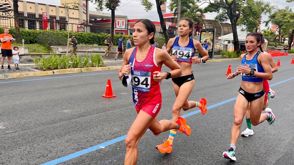 Diana Bogantes (94) arrancó fuerte, pero después de la tercera vuelta comenzó a sentirse mal. (Foto Comité Olímpico de Costa Rica).