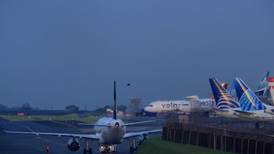 Aeropuerto Juan Santamaría reporta retrasos en vuelos por saturación en temporada alta