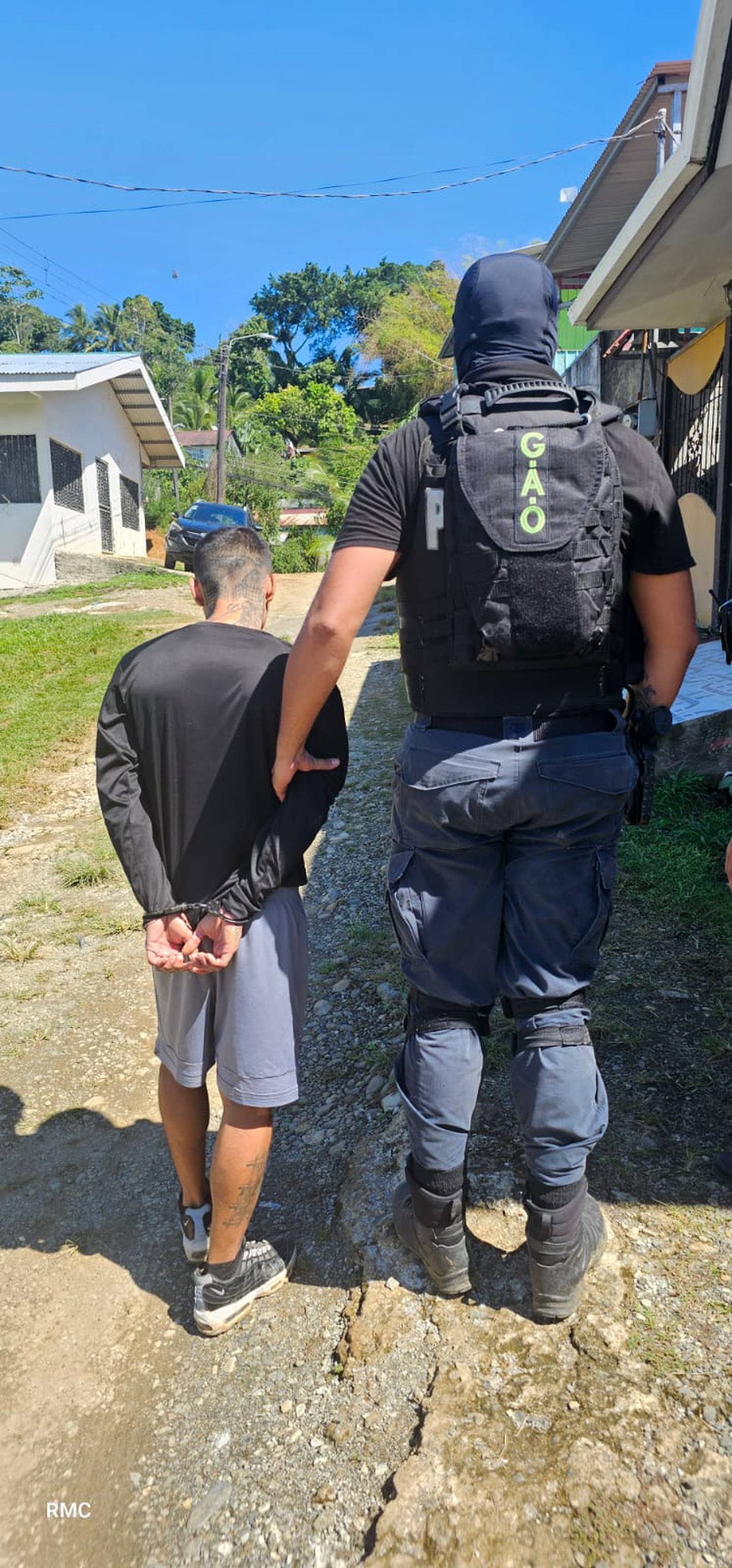 La captura de Casanova León ocurrió en Corales I de Limón.  El hombre de 28 años tiene orden de captura por varios delitos pendientes. Foto:  Cortesía MSP.