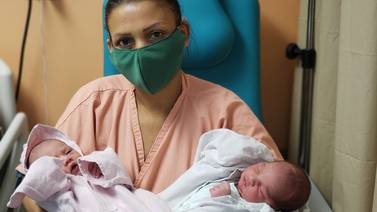 Madre con gemelas recién nacidas atrapada en bloqueo: ‘Tuve miedo, el gas se metía a la ambulancia’