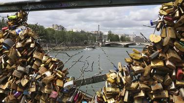 Autoridades de París retiran los 'candados del amor' del Puente de las Artes