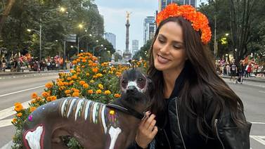 Karina Ramos y su perrito Xoli se roban la atención en las calles de México durante Día de los Muertos