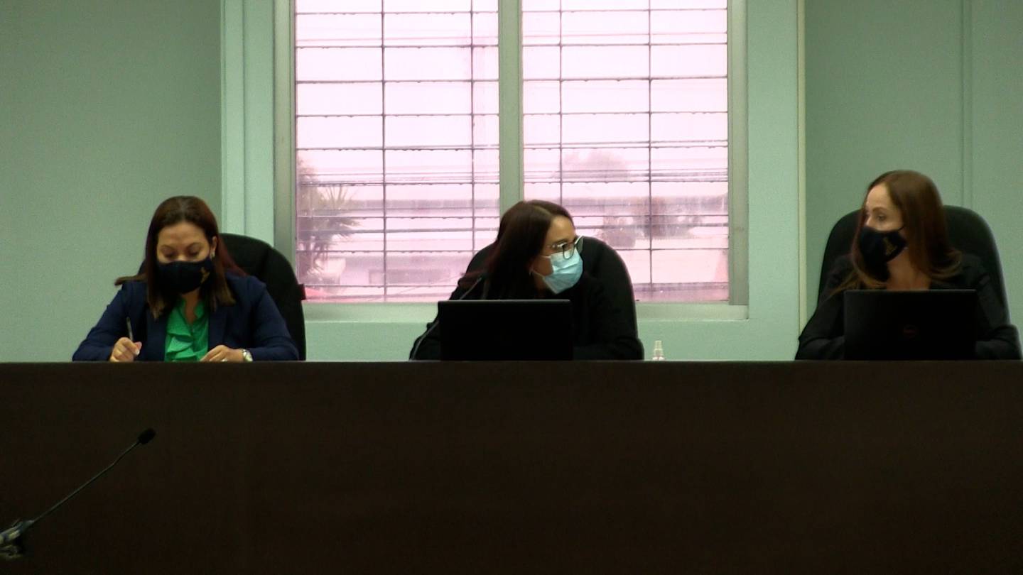 Las juezas Sailyn Ballestero Mora, Jenny Almendariz Solís (presidenta) y Grettel Barahona Chaves tienen a cargo el debate. Foto: Keyna Calderón.