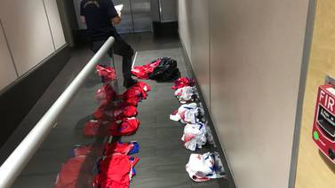 Policía halla camisetas falsas de la Selección de Fútbol en tres tiendas del aeropuerto Juan Santamaría