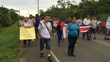 Empleados de finca bananera en Sixaola realizaron marcha para retomar su trabajo 