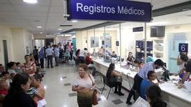 Alajuelenses hacen fila de hasta tres horas o esperan sentados en el piso para recibir atención de especialistas en hospital