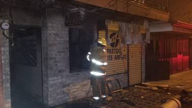 Vecinos salvan sus vidas al salir por techos y patios luego de incendio en Alajuela