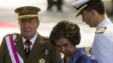  Rey de España preside desfile militar antes de abdicar