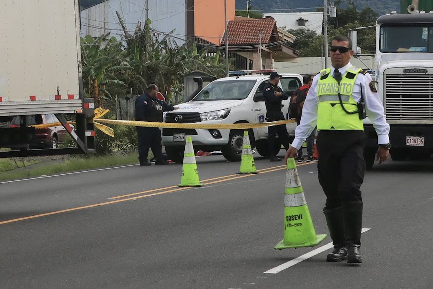 Debido al accidente la policía reguló el paso vehicular en la ruta N.° 32 mientras se realiaban las investigaciones y el levantamiento del cuerpo. Foto: Alonso Tenorio.