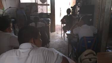 En la sala y cuartos de una casa de bien social, reciben clases 11 alumnos de escuela afectada  en 2012 por terremoto de Nicoya