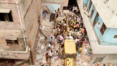 Derrumbe de dos edificios en la India deja 12 muertos y decenas de desaparecidos