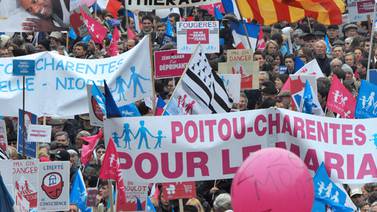  Alcaldes franceses no pueden negarse a casar a  homosexuales
