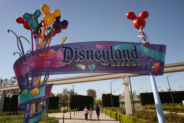 Resultado de imagen para Disneyland cerrará al público ante coronavirus california