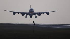 ¡Ojo con las luces láser! Aviación Civil alerta sobre riesgo de apuntar aeronaves en pleno vuelo
