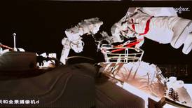 Astronautas chinos hacen nueva caminata espacial