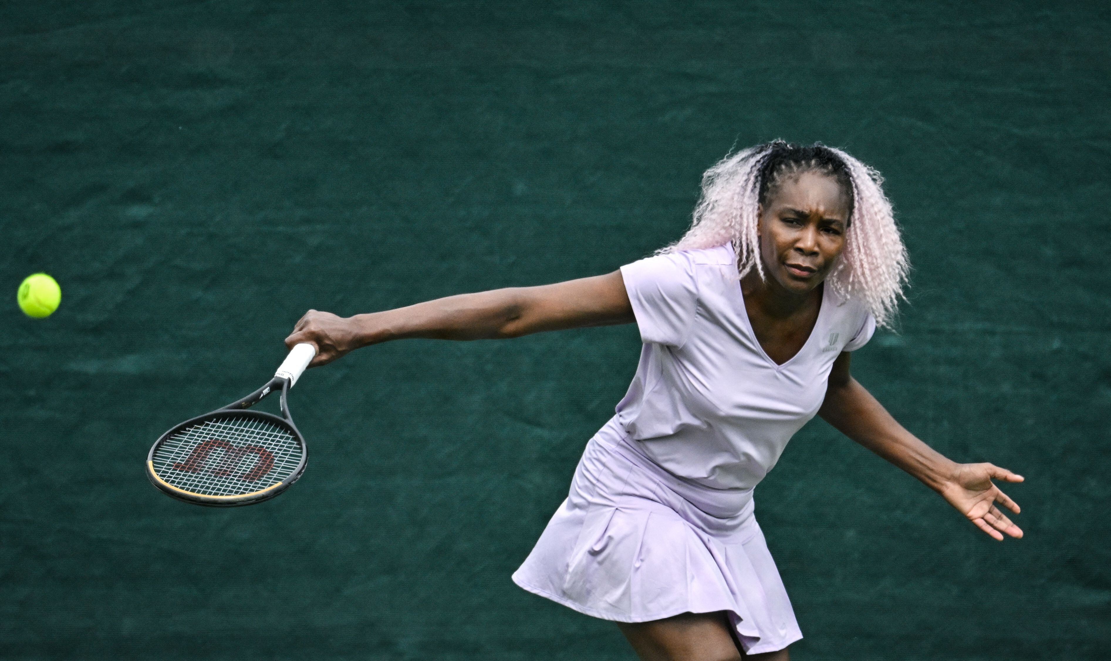 Venus Williams,  en un entrenamiento para el torneo de Wimbledon que se inicia este lunes. Fotografía Glyn KIRK / AFP
