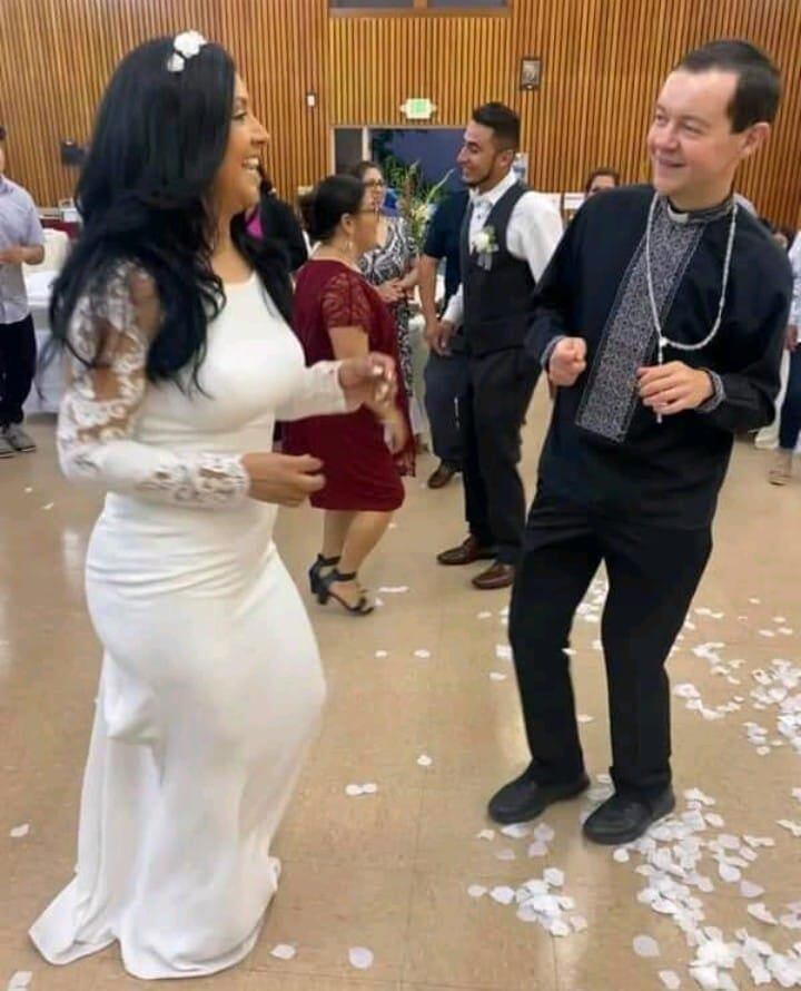 El baile es una de las actividades que más goza el padre Adam Kotas.  En esta boda no dudó en ir a la pista con la novia.